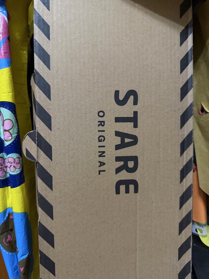 STARE Original 黃色帆布鞋 （分類：波鞋）位於 Hong Kong。 由 foodiewin 提交（商品編號 1426749719，圖片 3）。簡介： 這是一雙STARE Original帆布鞋，鞋身為黃色，鞋底為白色。鞋子附有鞋盒，鞋盒上有STARE Original的字樣。鞋子內部有防塵紙，鞋帶也包裝在內。鞋子外觀乾淨，細節完整。。