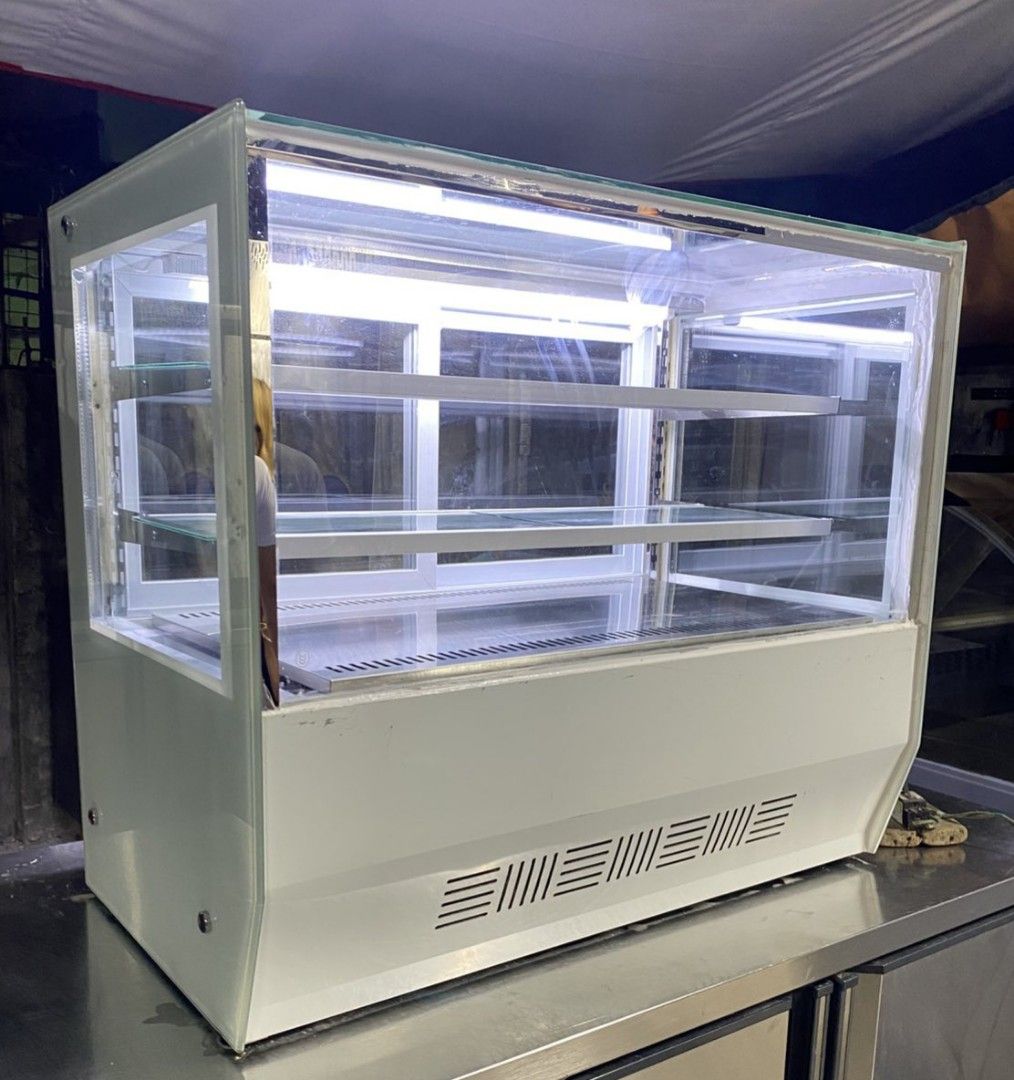 table top showcase cake chiller (Category: Refrigerators and Freezers) located in Manila. Submitted by manaloreia83978 (Listing ID 1426610054, Image 1). Description: table top showcase cake chiller japanese style second hand good condition ready to used test to sawa for pick up only... open for viewing anytime.