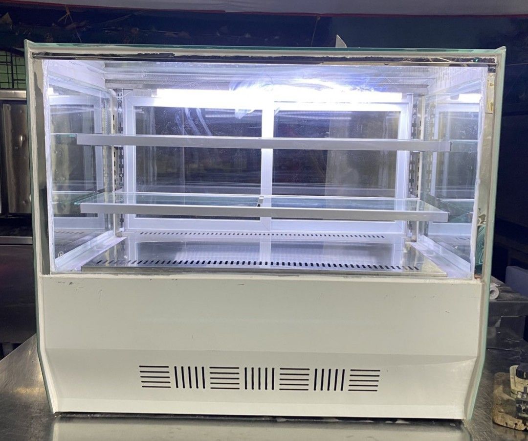 table top showcase cake chiller (Category: Refrigerators and Freezers) located in Manila. Submitted by manaloreia83978 (Listing ID 1426610054, Image 2). Description: table top showcase cake chiller japanese style second hand good condition ready to used test to sawa for pick up only... open for viewing anytime.