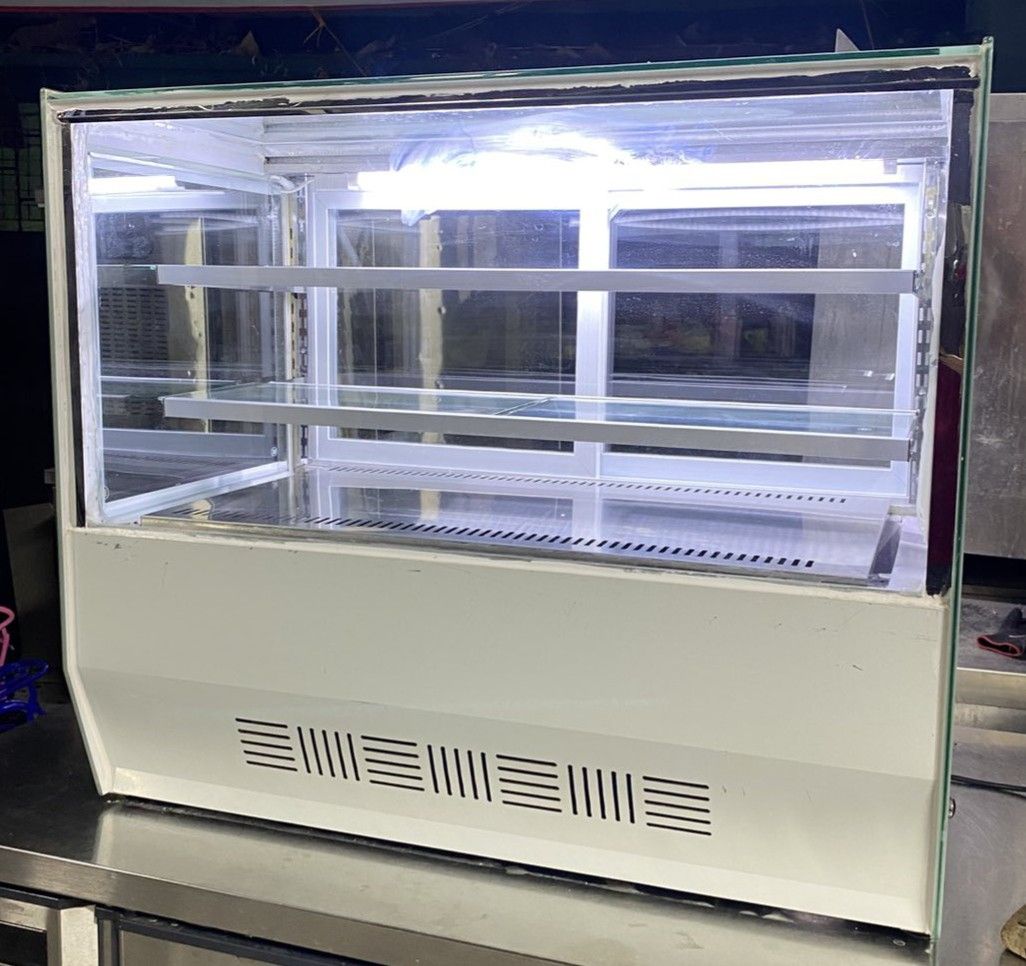 table top showcase cake chiller (Category: Refrigerators and Freezers) located in Manila. Submitted by manaloreia83978 (Listing ID 1426610054, Image 3). Description: table top showcase cake chiller japanese style second hand good condition ready to used test to sawa for pick up only... open for viewing anytime.