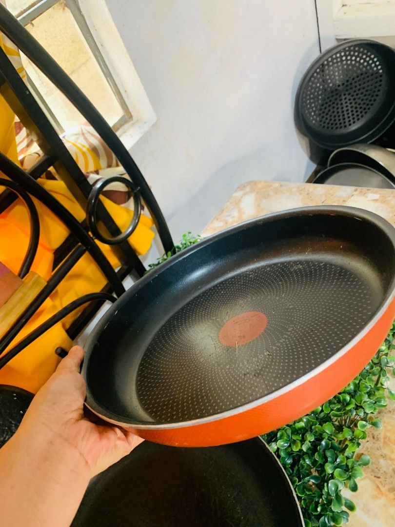 Tefal Frying Pans Set (Category: Cookware & Accessories) located in Tuguegarao City. Submitted by zealearth.27e2d4 (Listing ID 1426606792, Image 3). Description: tefal anf ikea brand sign of use pero napakasolid pa nila useful pa sa mga madiskarte bundle 600.