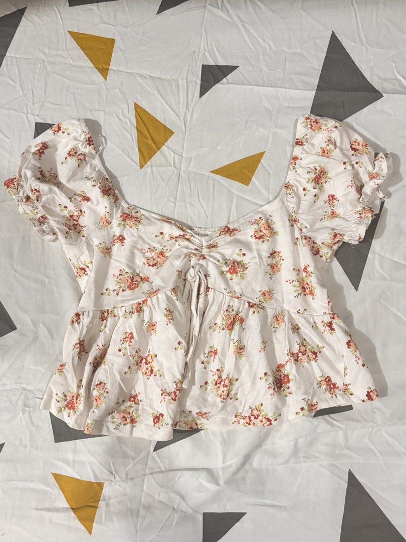 Teranova Floral Puff Sleeve Top (Category: Blouses) located in Manila. Submitted by mscyaa.declutter (Listing ID 1426747244, Image 1). Description: cropped length peplum style cotton fabric .