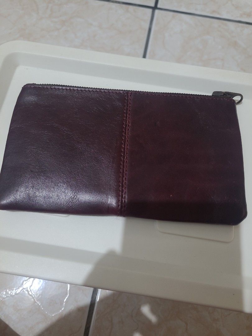 The Tannery Manila Wallet (Category: Wallets & Card Holders) located in Cavite. Submitted by lorenzvelasquez (Listing ID 1426628495, Image 2). Description: zipper pouch/wallet. no compartments no card slots. color is dark red/maroon. sturdy leather. .