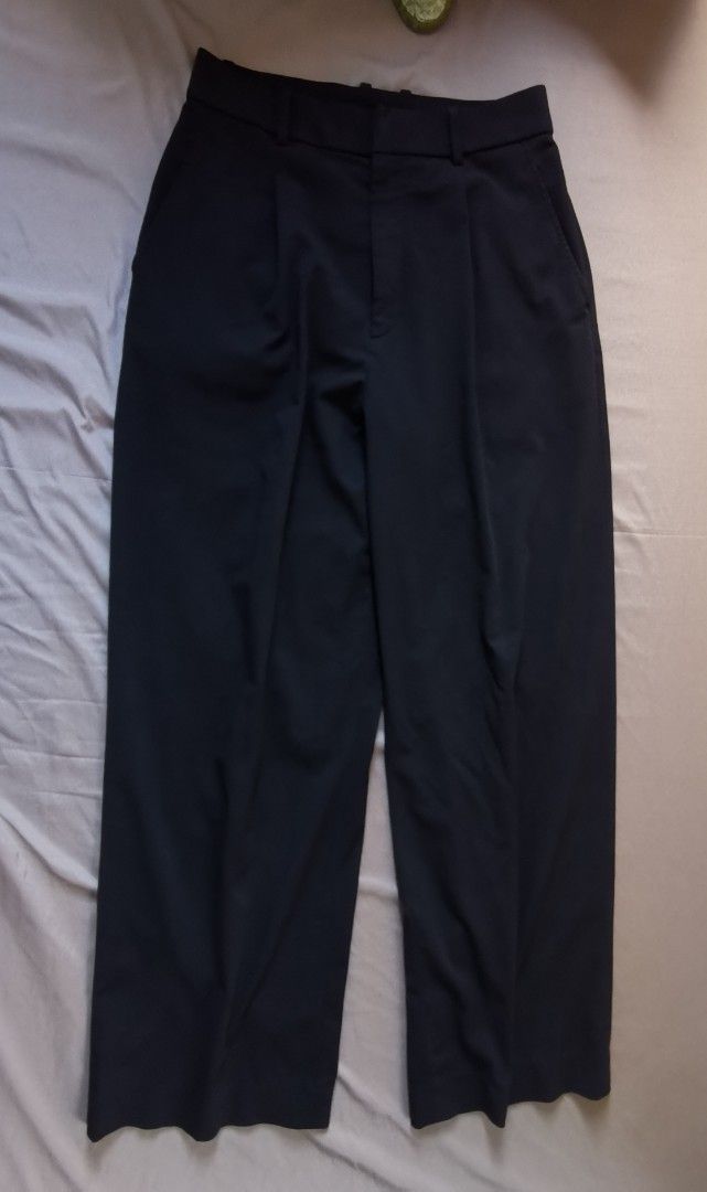 Uniqlo wide Pleated Pants (Category: Other Bottoms) located in Caloocan City. Submitted by jpcnslcn (Listing ID 1426786968, Image 1). Description: Black pleated pants from Uniqlo. Made in China. Size M, with a waist of 63-69cm and hips of 88-94cm. The material is 66% polyester and 28% rayon. Features a classic design with a straight leg cut. Perfect for a smart casual look..