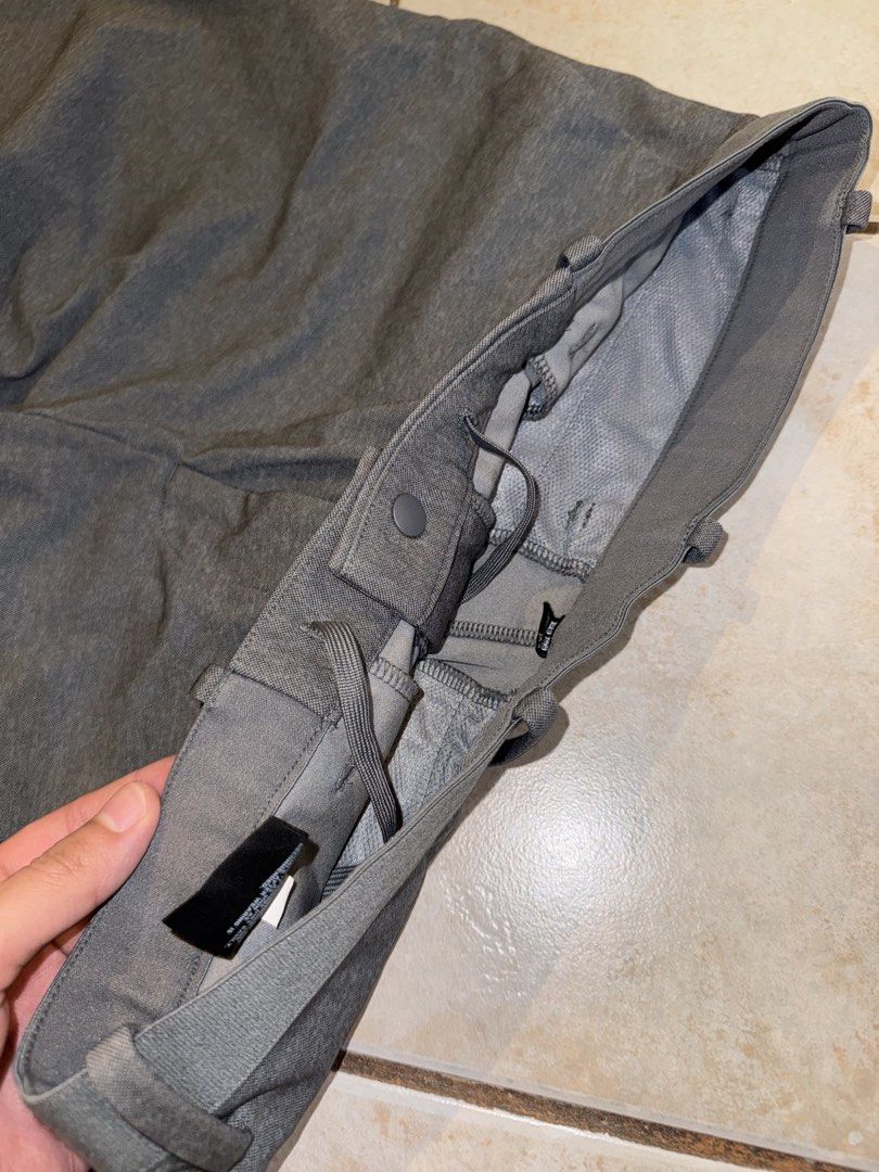 Uniqlo Men's Pants size 30 (Category: Trousers) located in Manila. Submitted by its.mickey (Listing ID 1426717992, Image 2). Description: Size 30 Length - 37 Leg hole - 7 Bought this myself sa uniqlo, maliit na sa’kin.