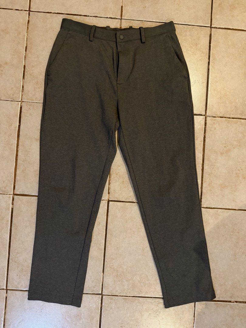 Uniqlo Men's Pants size 30 (Category: Trousers) located in Manila. Submitted by its.mickey (Listing ID 1426717992, Image 1). Description: Size 30 Length - 37 Leg hole - 7 Bought this myself sa uniqlo, maliit na sa’kin.