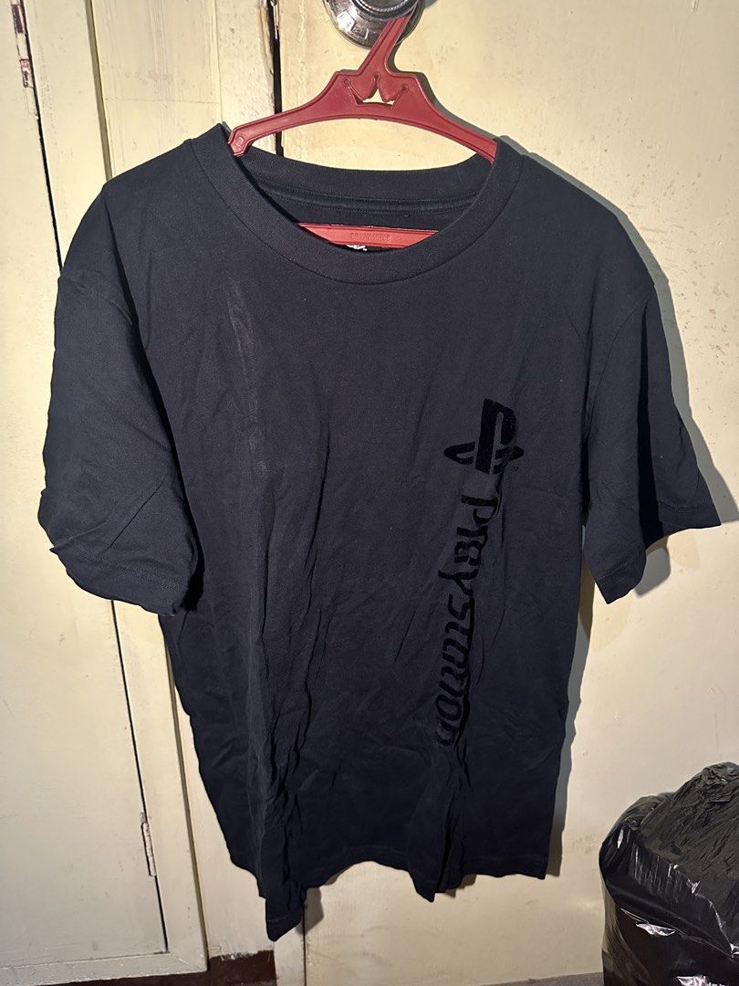 Uniqlo UT PlayStation Graphic Tee - M (Category: Tshirts & Polo Shirts ) located in Manila. Submitted by nuggs267 (Listing ID 1426764841, Image 2). Description: Uniqlo UT PlayStation Graphic Tee. Size M. Black color. Features PlayStation logo and console design. Condition: 9/10. Meetup at Greenbelt, Glorietta, and SM Mall of Asia. Slightly used Rfs: Decluttering.
