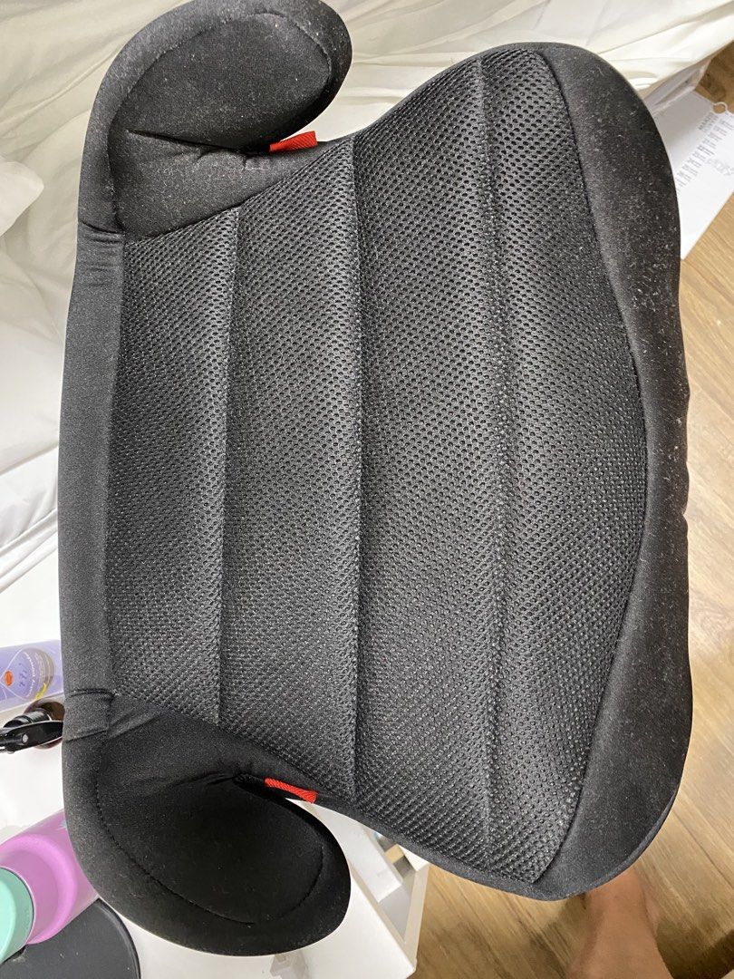 Universal Group III Car Seat Booster (Category: Car Seats) located in Makati City. Submitted by rye16 (Listing ID 1426619658, Image 1). Description: - Universal Group III Car Seat Booster - Durable design - Breathable material - Suitable for kids within the specified weight range.