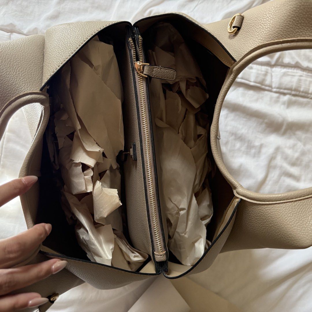 Urban Muse Shej Maxi Tote Bag (Category: Tote Bags) located in Quezon City. Submitted by aligatsss (Listing ID 1426690840, Image 2). Description: Color: Taupe. Great for office. Almost brand new Comes with strap, dust bag, and plastic. RFS: It doesn’t fit my 15’ macbook but it can fit a 13’ laptop. Similar style to cch lana Original price is ₱2,799 Mode of shipment is through SAME DAY DELIVERIES ONLY for this Item..