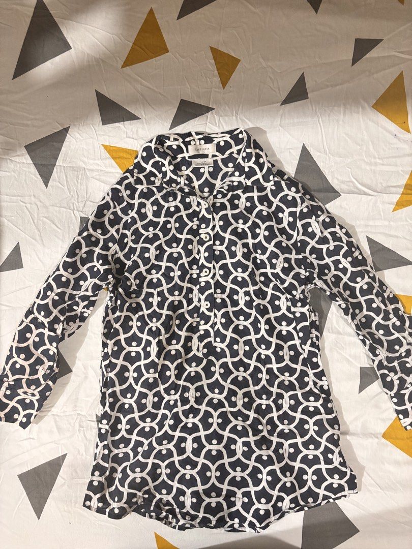 Van Heusen Geometric Print Office Blouse (Category: Blouses) located in Manila. Submitted by mscyaa.declutter (Listing ID 1426746827, Image 1). Description: perfect for office/smart casual navy blue color complete buttons.