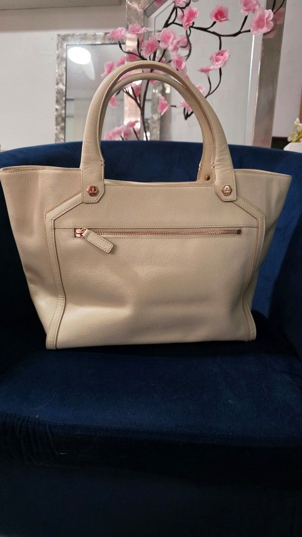 Vera Wang Ivory Tote Bag with Shoulder Strap (Category: Tote Bags) located in Dasmarinas. Submitted by m3lbern9s (Listing ID 1426729674, Image 2). Description: Cream-colored Vera Wang leather tote bag featuring elegant rose gold hardware and a detachable envelope-style front pocket — a chic and functional design that adds a touch of sophistication to any look. ✨👜.