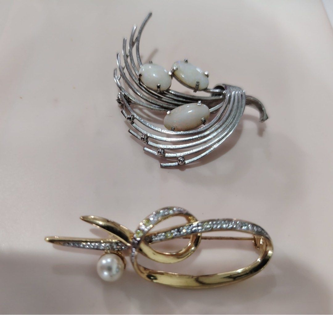 Vintage Brooch Set (Category: Brooches) located in Pasay City. Submitted by chikim13 (Listing ID 1426589970, Image 1). Description: - Vintage brooch set - Includes two brooches: - Silver-tone brooch with three oval stones (untested) - Gold-tone brooch with pearl and clear crystals (untested) - Both brooches feature pin closures - Ideal addition to any jewelry collection.