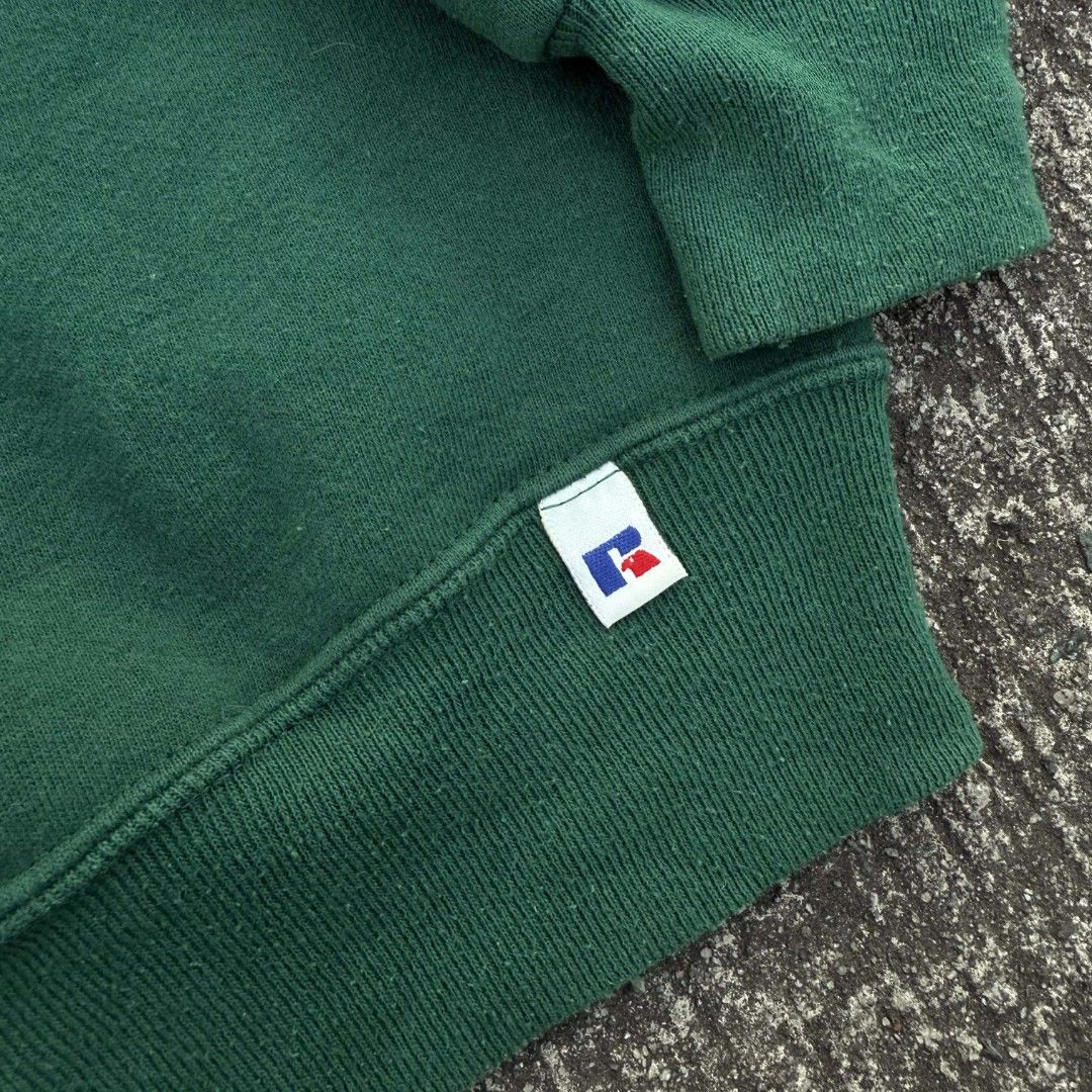Vintage Russell Athletic Crewneck (Category: Coats, Jackets and Outerwear) located in Calamba. Submitted by bandidoooo (Listing ID 1426776604, Image 2). Description: Length 29 Width 24 Excellent condition No flaws 1000 pesos + sf.