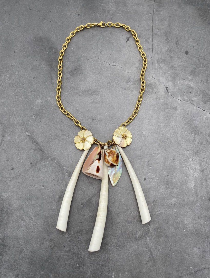 Vintage Shell and Bone Statement Necklace (Category: Necklaces) located in Iloilo. Submitted by randomoddling (Listing ID 1426756135, Image 1). Description: 18” drop Non-tarnish.