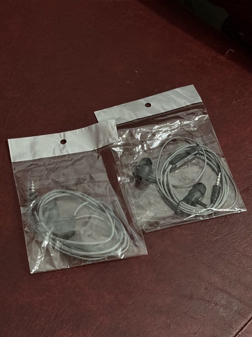 Wired Earphone (Category: Earphones) located in Navotas City. Submitted by iceee21 (Listing ID 1426627246, Image 1). Description: Loc: navotas Delivery: lalamove/jnt.