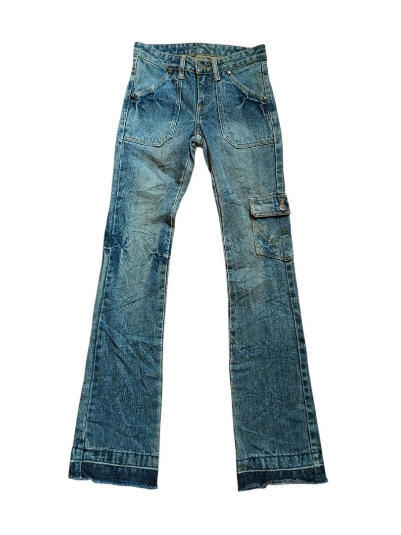 Wrangler Low Waisted Cargo Bootcut Jeans (Category: Jeans) located in Dumanjug. Submitted by cebuanaavtg (Listing ID 1426647278, Image 3). Description: Authentic Wrangler bootcut jeans. Features a light blue wash with cargo pockets on the sides and back pockets. Has a button and zipper closure. The Wrangler logo is visible on the back pocket and the inner tag. A classic and stylish addition to any wardrobe. Width: 26" Length:41".
