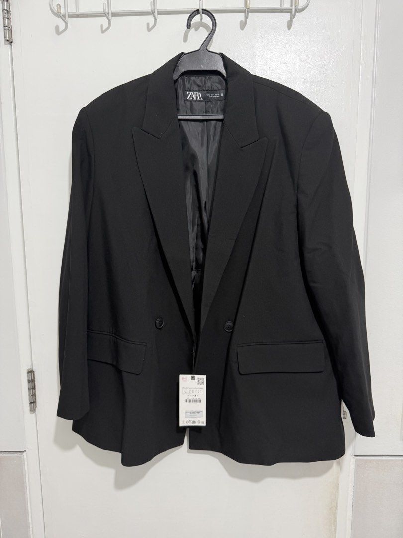 Zara Double-Breasted Blazer - Black - Size L (Category: Coats, Jackets and Outerwear) located in Taguig. Submitted by gabitems (Listing ID 1426727001, Image 1). Description: .