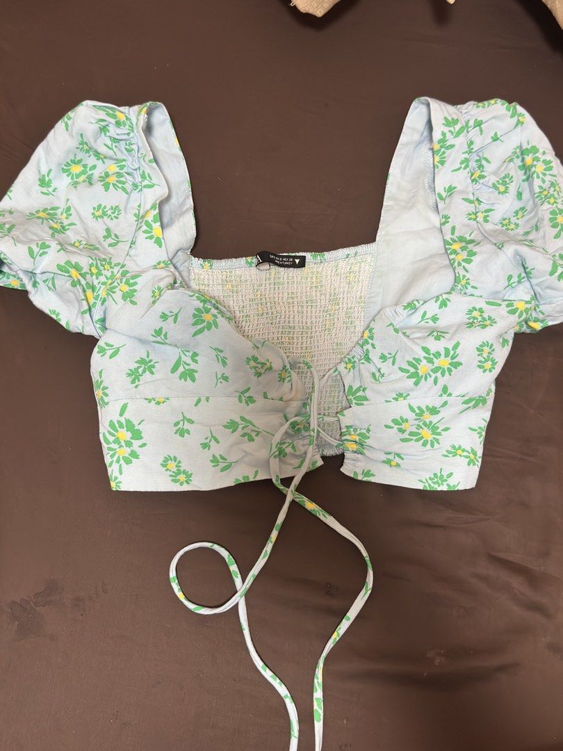 Zara Floral Crop Top (Category: Blouses) located in Guinayangan. Submitted by find_keepers_21 (Listing ID 1426705172, Image 1). Description: .