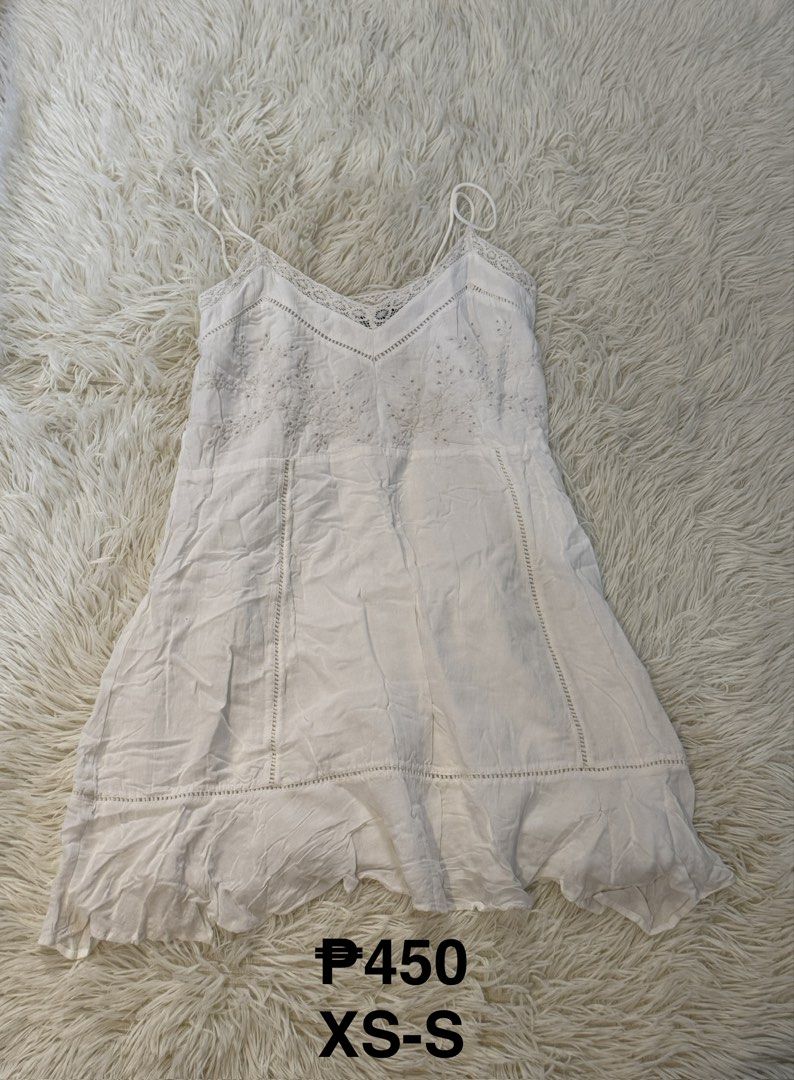 Zara Linen White Dress (Category: Dresses) located in Tanjay. Submitted by everythingcutefinds (Listing ID 1426602484, Image 1). Description: Medium on tag but runs small.