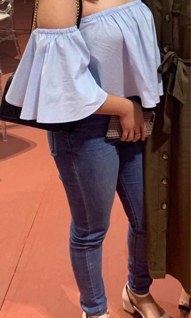 Zara Off-Shoulder Top (Category: Blouses) located in Tanjay. Submitted by everythingcutefinds (Listing ID 1426602330, Image 3). Description: Fits up to small.