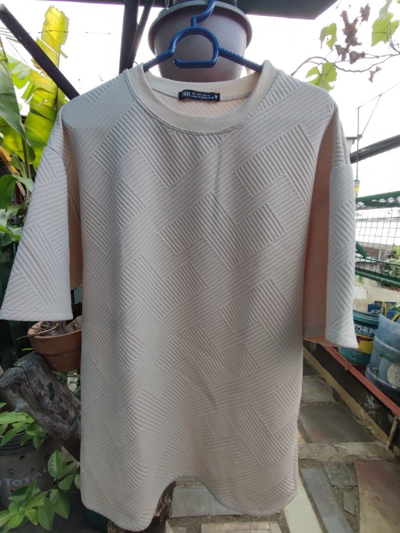 Zara Textured T-shirt (Category: Tshirts & Polo Shirts ) located in Quezon City. Submitted by y4ido (Listing ID 1426679089, Image 1). Description: Brand new and never been used Loc: qc Delivery through jnt or lalamove.