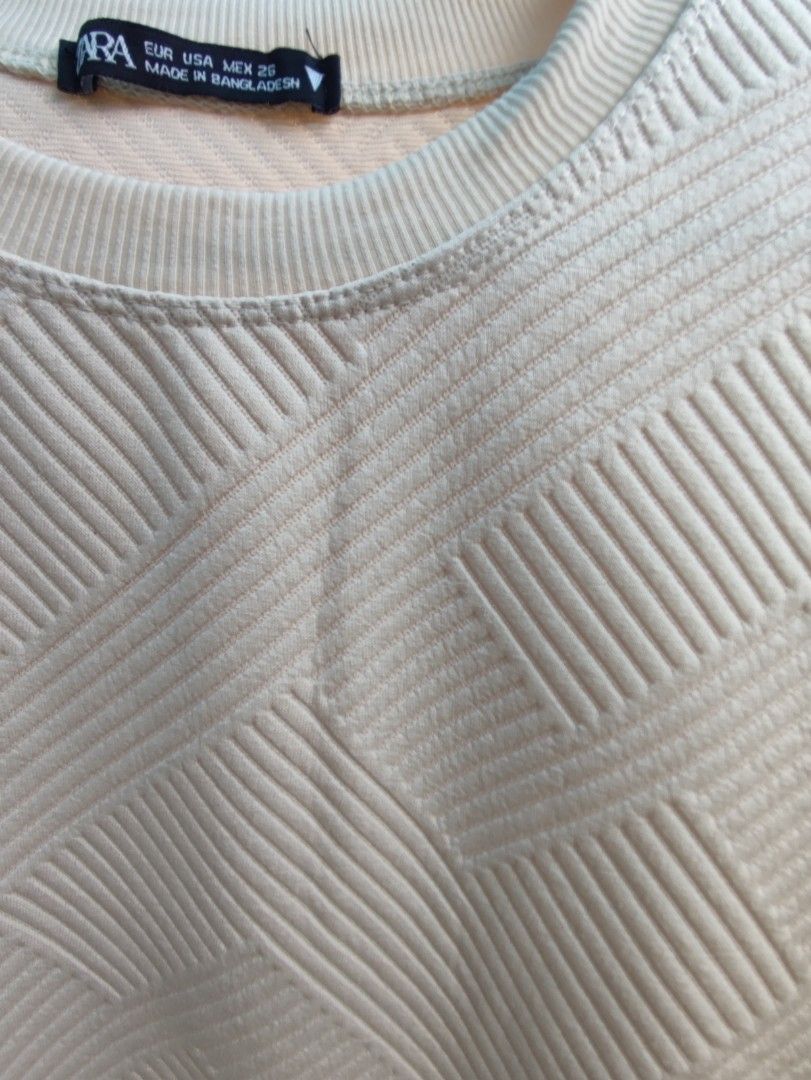 Zara Textured T-shirt (Category: Tshirts & Polo Shirts ) located in Quezon City. Submitted by y4ido (Listing ID 1426679089, Image 2). Description: Brand new and never been used Loc: qc Delivery through jnt or lalamove.