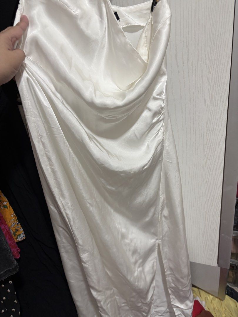 Zara White Satin Dress (Category: Dresses) located in Pasig City. Submitted by ana013 (Listing ID 1426592309, Image 3). Description: .