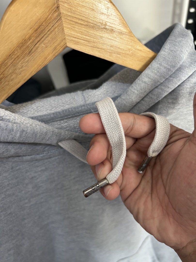 Alo hoodie (Category: Hoodies) located in Cavite. Submitted by arvinroderos (Listing ID 1426804774, Image 3). Description: Alo hoodie 23x24 boxy fit cut tags minor stains 650 sale 450.