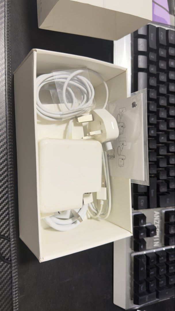 Apple 85W MagSafe 2 Power Adapter405982976777267202