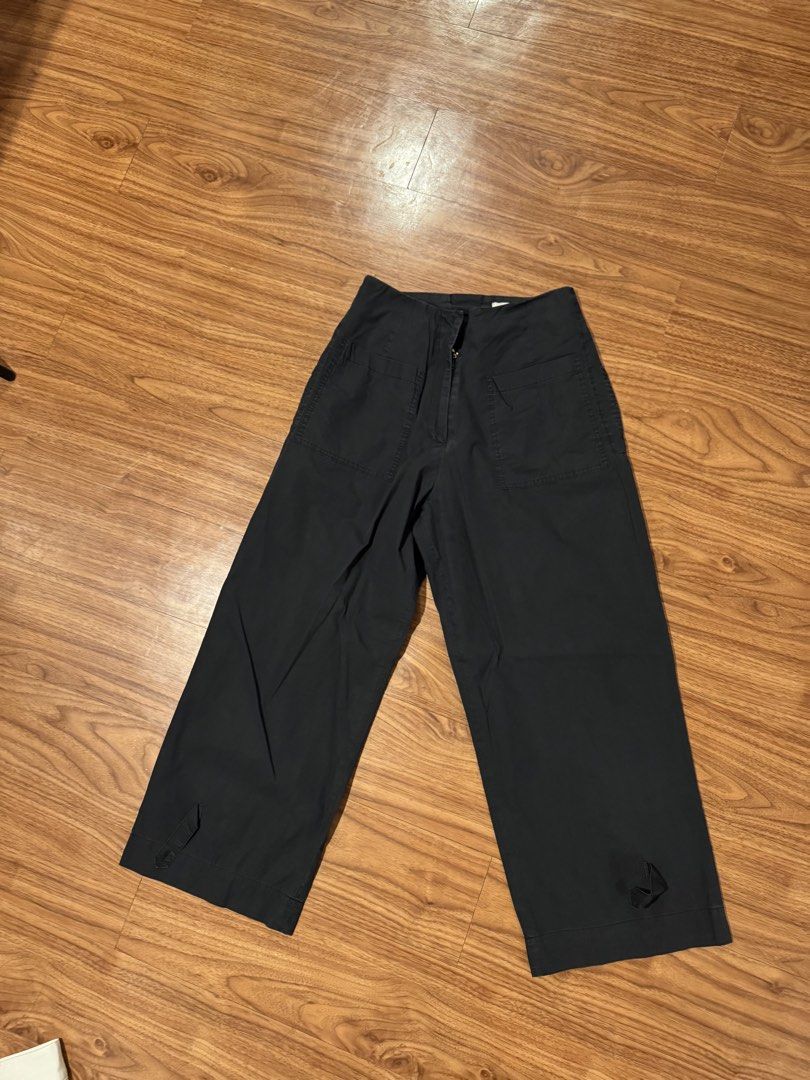 Araw Wide Leg Pants - Black (Category: Other Bottoms) located in Las Pinas. Submitted by ciaralu_95 (Listing ID 1426923122, Image 1). Description: RFS — doesnt fit me anymore 10/10 good conditon Slightly negotiable.