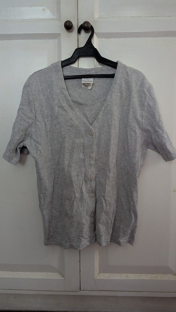 Bobbie Brooks Gray Cardigan Top with Inner (Category: Coats, Jackets and Outerwear) located in Muntinlupa City. Submitted by lsfinds (Listing ID 1426833734, Image 1). Description: Gray cardigan with Inner top. Features a V-neckline and button-down closure. The short sleeves make it suitable for warmer weather. The tag indicates it is an authentic wear item. A versatile piece that can be paired with various outfits..
