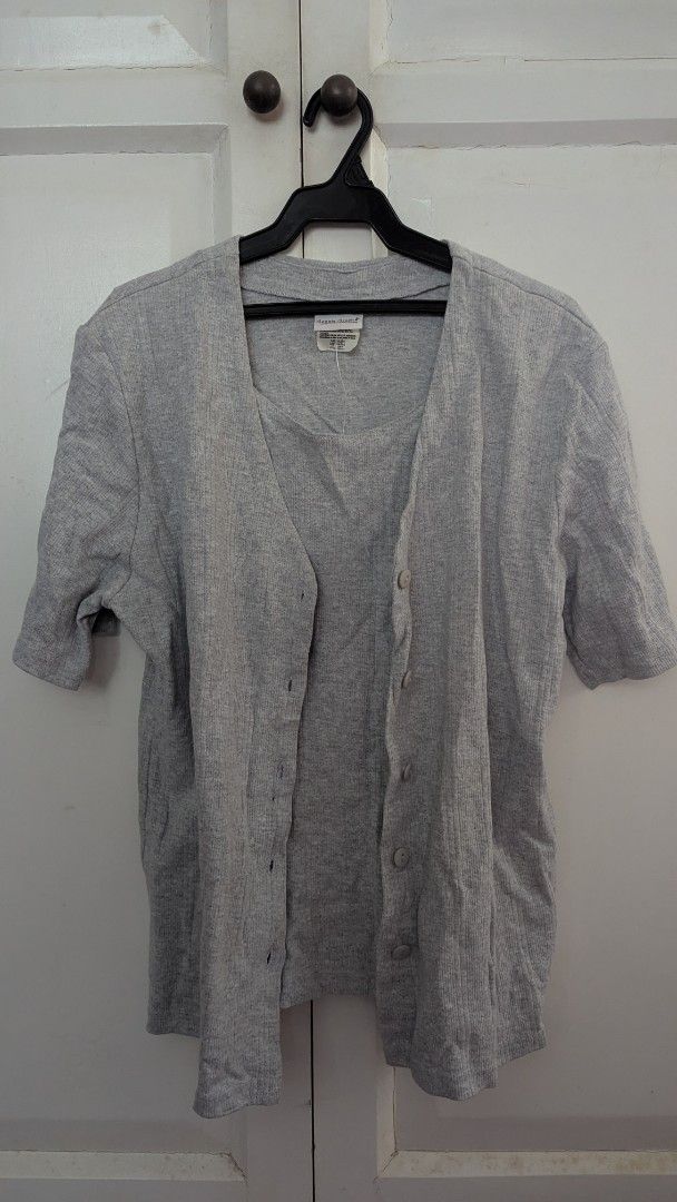 Bobbie Brooks Gray Cardigan Top with Inner (Category: Coats, Jackets and Outerwear) located in Muntinlupa City. Submitted by lsfinds (Listing ID 1426833734, Image 2). Description: Gray cardigan with Inner top. Features a V-neckline and button-down closure. The short sleeves make it suitable for warmer weather. The tag indicates it is an authentic wear item. A versatile piece that can be paired with various outfits..