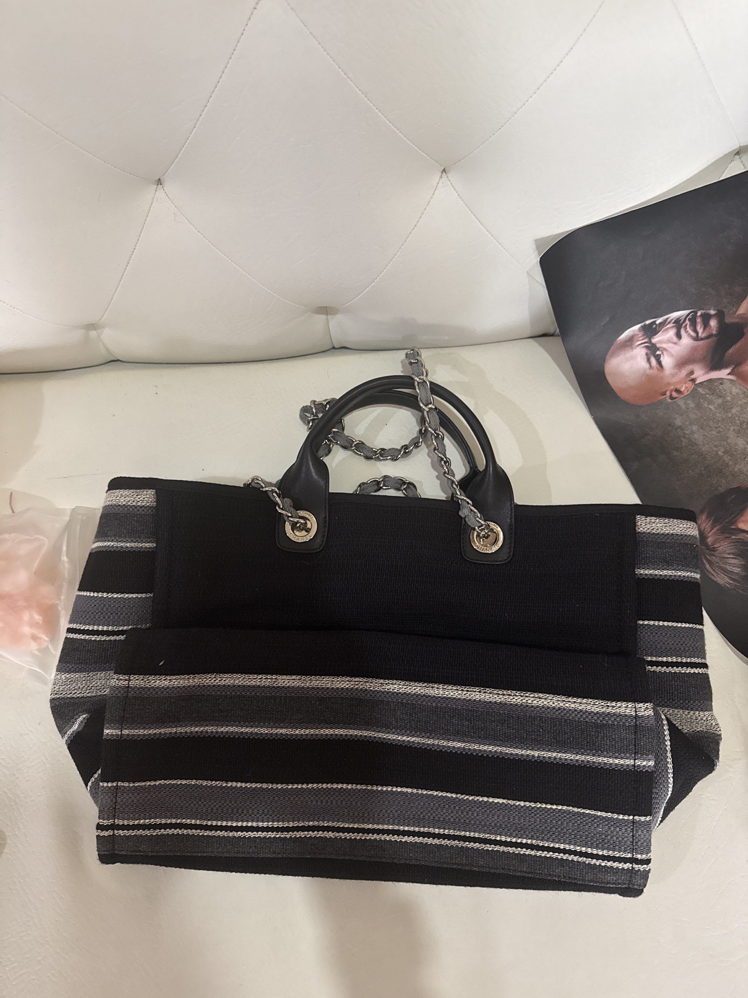 Chanel 31 Rue Cambon Tote Bag (Category: Luxury Bags & Wallets) located in Makati City. Submitted by eskarina62 (Listing ID 1426863314, Image 3). Description: .