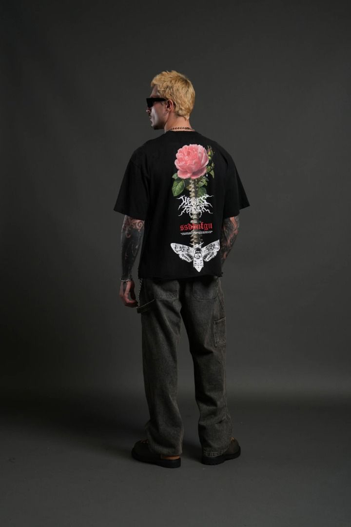 Darc Sport Mori Rose Distressed (Category: Activewear) located in Quezon City. Submitted by zeusdathletics (Listing ID 1426814857, Image 2). Description: Mori Rose Distressed Grunge Tee in Black Drift Wash Large Distressed Grunge Tee Oversized Incredibly soft, made with tight-knit 100% Cotton for everyday wear. Care Instruction: Machine wash cold. Hang dry .
