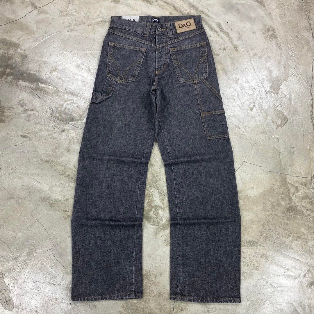 D&G ‘Back - Front’ Reversed Carpenter Denim Pants (Category: Jeans) located in Baguio. Submitted by lordeidara (Listing ID 1426906854, Image 1). Description: Size tagged: 29/43 Issue: Minor Stains Color: Gray Material: Cotton Made: Italy Waistline:14(28) Full Length:42.5 Inseam:32.5 Thigh:11 Leg Opening:9.5 Knee:10 Front Rise:11 BADU-0207.