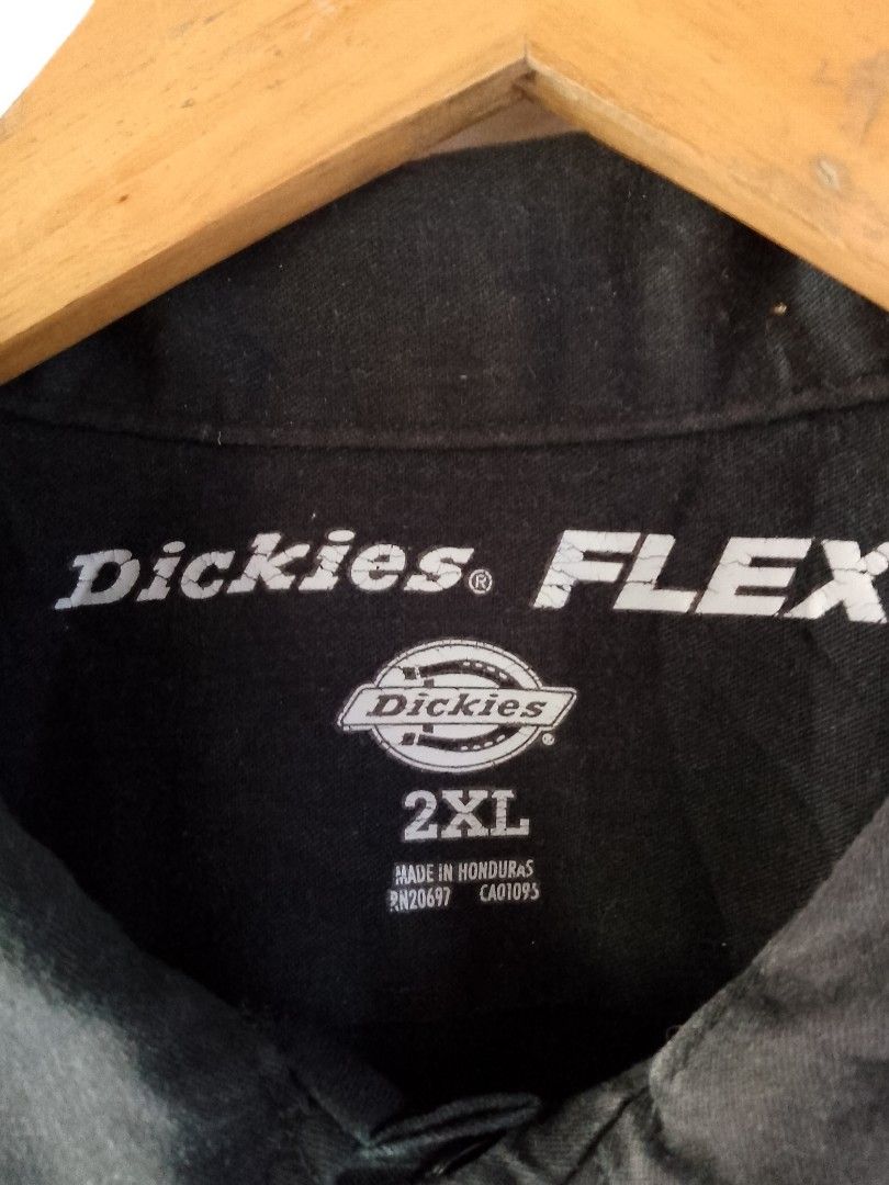 Dickies Flex Short Sleeve Shirt 2XL (Category: Tshirts & Polo Shirts ) located in Santa Cruz. Submitted by extrainchukay (Listing ID 1426914596, Image 2). Description: Black Dickies Flex short sleeve shirt. Features a button-down front and two chest pockets. The shirt is size 2XL and made in Honduras. The Dickies logo is visible on the collar and near the hem..