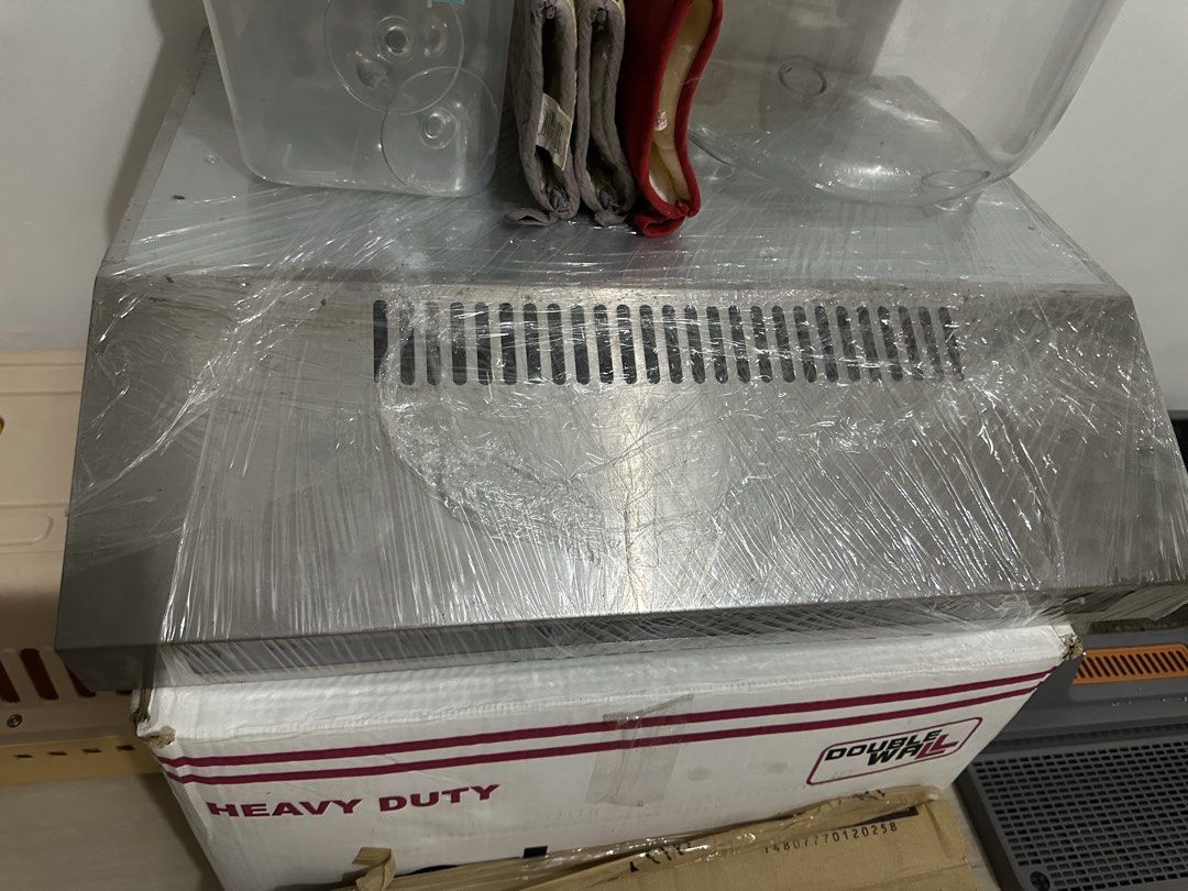 Elba Range Hood (Category: Other Kitchen Appliances) located in Pasig City. Submitted by pao0064 (Listing ID 1426916805, Image 2). Description: Touchscreen elba rangehood. Slightly used. RFS: Nag lipat ng apartment, di na magamit. Naka balot pa from nung time na naglipat (2months) ago. Need cleaning and change of filter Item coming from Pasig. Gcash Lalamove only.
