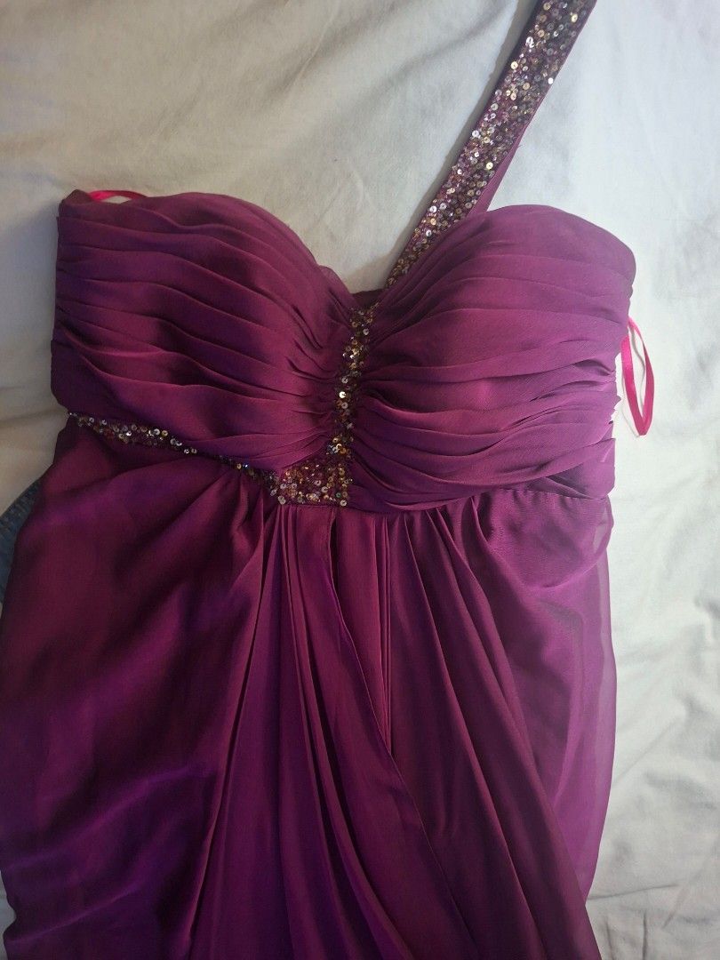 Elegant Purple One-Shoulder Gown (Category: Evening dresses & gowns) located in Paranaque City. Submitted by pormakaday (Listing ID 1426805309, Image 2). Description: Stunning purple one-shoulder gown. Features a draped bodice with delicate beading and a flowing, floor-length skirt. The dress has a flattering silhouette and is perfect for special occasions. The strap is also embellished with beads. Made of a soft, flowing fabric..