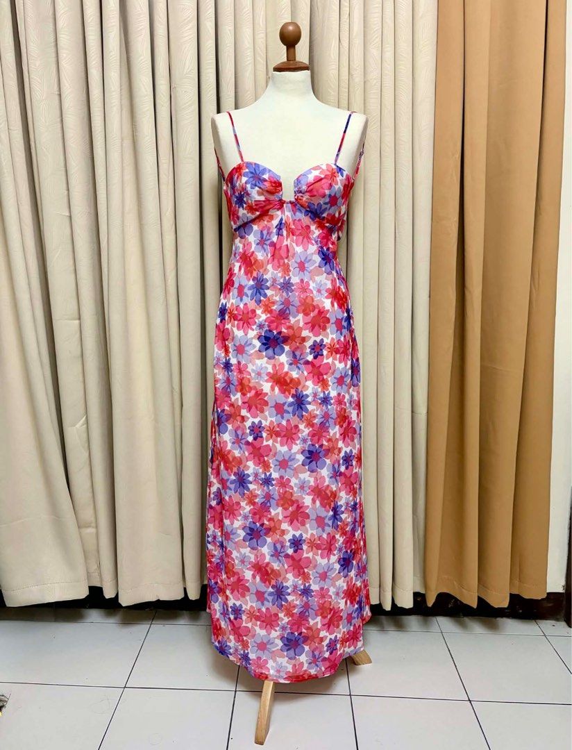 Floral Maxi Dress (Category: Dresses) located in Pasig City. Submitted by KayeArtsy (Listing ID 1426811962, Image 1). Description: 🇦🇺 AU Bought 💯 Original 🏷️ w/ tag Size: AU12 Bust: 36-38in Waist: 30-32in.