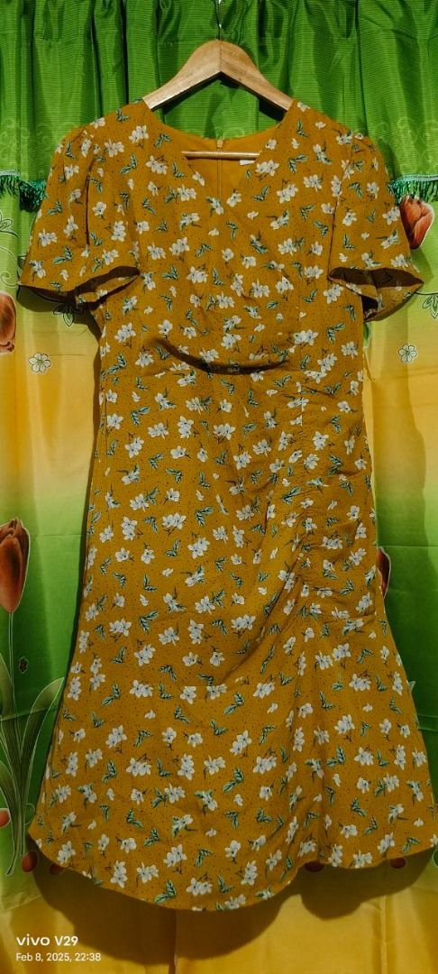 Floral Mustard Dress (Category: Dresses) located in Quezon City. Submitted by ak_0406 (Listing ID 1426875798, Image 1). Description: Mustard-colored dress with a floral pattern. Features a V-neckline and short, flutter sleeves. The dress has a fitted bodice and a slightly flared skirt. The fabric seems lightweight, suitable for warmer weather. Best fit is Medium to Large (although XL on tag)..