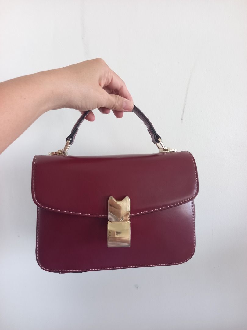 FOXER SLING BAG (Category: Cross-body Bags) located in Bulacan. Submitted by mariekitkit (Listing ID 1426918429, Image 1). Description: 𝘋𝘪𝘴𝘤𝘭𝘢𝘪𝘮𝘦𝘳: 𝙏𝙝𝙚 𝙨𝙝𝙤𝙥 𝙢𝙖𝙧𝙞𝙚𝙠𝙞𝙩𝙠𝙞𝙩 𝘢𝘳𝘦 𝘯𝘰𝘵 𝘢𝘴𝘴𝘰𝘤𝘪𝘢𝘵𝘦𝘥 𝘰𝘳 𝘢𝘧𝘧𝘪𝘭𝘪𝘢𝘵𝘦𝘥 𝘸𝘪𝘵𝘩 𝘢𝘯𝘺 𝘰𝘧 𝘵𝘩𝘦 𝘣𝘳𝘢𝘯𝘥𝘴 𝘧𝘦𝘢𝘵𝘶𝘳𝘦𝘥.𝘈𝘭𝘭 𝘵𝘳𝘢𝘥𝘦𝘮𝘢𝘳𝘬𝘴, 𝘭𝘰𝘨𝘰𝘴 𝘢𝘯𝘥 𝘤𝘰𝘱𝘺𝘳𝘪𝘨𝘩𝘵𝘴 𝘳𝘦𝘴𝘦𝘳𝘷𝘦𝘥 𝘵𝘰 𝘵𝘩𝘦 𝘰𝘳𝘪𝘨𝘪𝘯𝘢𝘭 𝘣𝘳𝘢𝘯𝘥 𝘰𝘸𝘯𝘦�