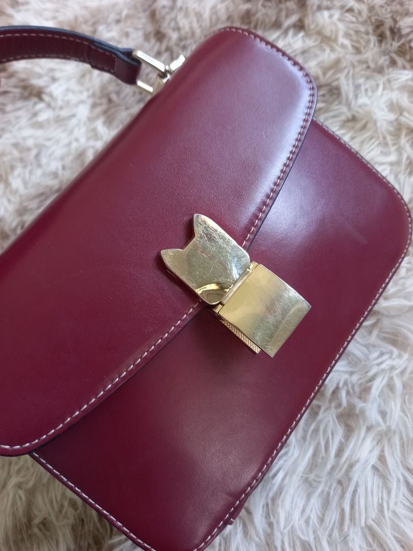 FOXER SLING BAG (Category: Cross-body Bags) located in Bulacan. Submitted by mariekitkit (Listing ID 1426918429, Image 3). Description: 𝘋𝘪𝘴𝘤𝘭𝘢𝘪𝘮𝘦𝘳: 𝙏𝙝𝙚 𝙨𝙝𝙤𝙥 𝙢𝙖𝙧𝙞𝙚𝙠𝙞𝙩𝙠𝙞𝙩 𝘢𝘳𝘦 𝘯𝘰𝘵 𝘢𝘴𝘴𝘰𝘤𝘪𝘢𝘵𝘦𝘥 𝘰𝘳 𝘢𝘧𝘧𝘪𝘭𝘪𝘢𝘵𝘦𝘥 𝘸𝘪𝘵𝘩 𝘢𝘯𝘺 𝘰𝘧 𝘵𝘩𝘦 𝘣𝘳𝘢𝘯𝘥𝘴 𝘧𝘦𝘢𝘵𝘶𝘳𝘦𝘥.𝘈𝘭𝘭 𝘵𝘳𝘢𝘥𝘦𝘮𝘢𝘳𝘬𝘴, 𝘭𝘰𝘨𝘰𝘴 𝘢𝘯𝘥 𝘤𝘰𝘱𝘺𝘳𝘪𝘨𝘩𝘵𝘴 𝘳𝘦𝘴𝘦𝘳𝘷𝘦𝘥 𝘵𝘰 𝘵𝘩𝘦 𝘰𝘳𝘪𝘨𝘪𝘯𝘢𝘭 𝘣𝘳𝘢𝘯𝘥 𝘰𝘸𝘯𝘦�