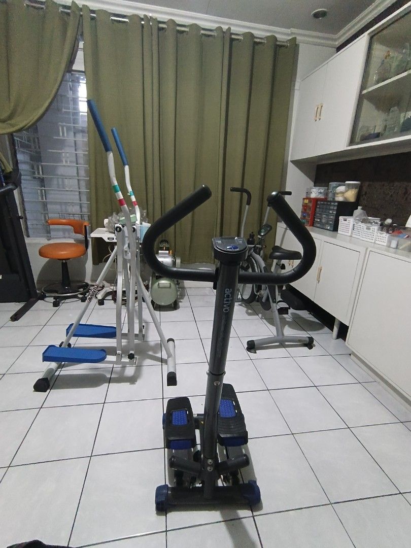 Glute Builder Mini Stair Elite Stepper Exercise Machine Gym Equipment (Category: Cardio & Fitness Machines) located in Quezon City. Submitted by tiny_bean (Listing ID 1426899458, Image 3). Description: pickup columbia st cubao or delivery, shipping shouldered by the buyer can negotiate wag lang masyado mababa working, punasan lang since dusty and may mga paint chips. .