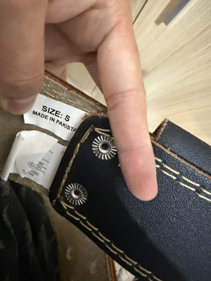 Harbinger Weightlifting Belt - Size S (Category: Toning & Stretching Accessories) located in Quezon City. Submitted by nekkeh (Listing ID 1426845130, Image 3). Description: Size: S Loc: QC SF not included.