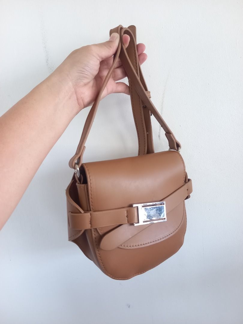 HIGH QUALITY BAG 3 (Category: Cross-body Bags) located in Bulacan. Submitted by mariekitkit (Listing ID 1426917877, Image 2). Description: 𝘋𝘪𝘴𝘤𝘭𝘢𝘪𝘮𝘦𝘳: 𝙏𝙝𝙚 𝙨𝙝𝙤𝙥 𝙢𝙖𝙧𝙞𝙚𝙠𝙞𝙩𝙠𝙞𝙩 𝘢𝘳𝘦 𝘯𝘰𝘵 𝘢𝘴𝘴𝘰𝘤𝘪𝘢𝘵𝘦𝘥 𝘰𝘳 𝘢𝘧𝘧𝘪𝘭𝘪𝘢𝘵𝘦𝘥 𝘸𝘪𝘵𝘩 𝘢𝘯𝘺 𝘰𝘧 𝘵𝘩𝘦 𝘣𝘳𝘢𝘯𝘥𝘴 𝘧𝘦𝘢𝘵𝘶𝘳𝘦𝘥.𝘈𝘭𝘭 𝘵𝘳𝘢𝘥𝘦𝘮𝘢𝘳𝘬𝘴, 𝘭𝘰𝘨𝘰𝘴 𝘢𝘯𝘥 𝘤𝘰𝘱𝘺𝘳𝘪𝘨𝘩𝘵𝘴 𝘳𝘦𝘴𝘦𝘳𝘷𝘦𝘥 𝘵𝘰 𝘵𝘩𝘦 𝘰𝘳𝘪𝘨𝘪𝘯𝘢𝘭 𝘣𝘳𝘢𝘯𝘥 𝘰𝘸𝘯