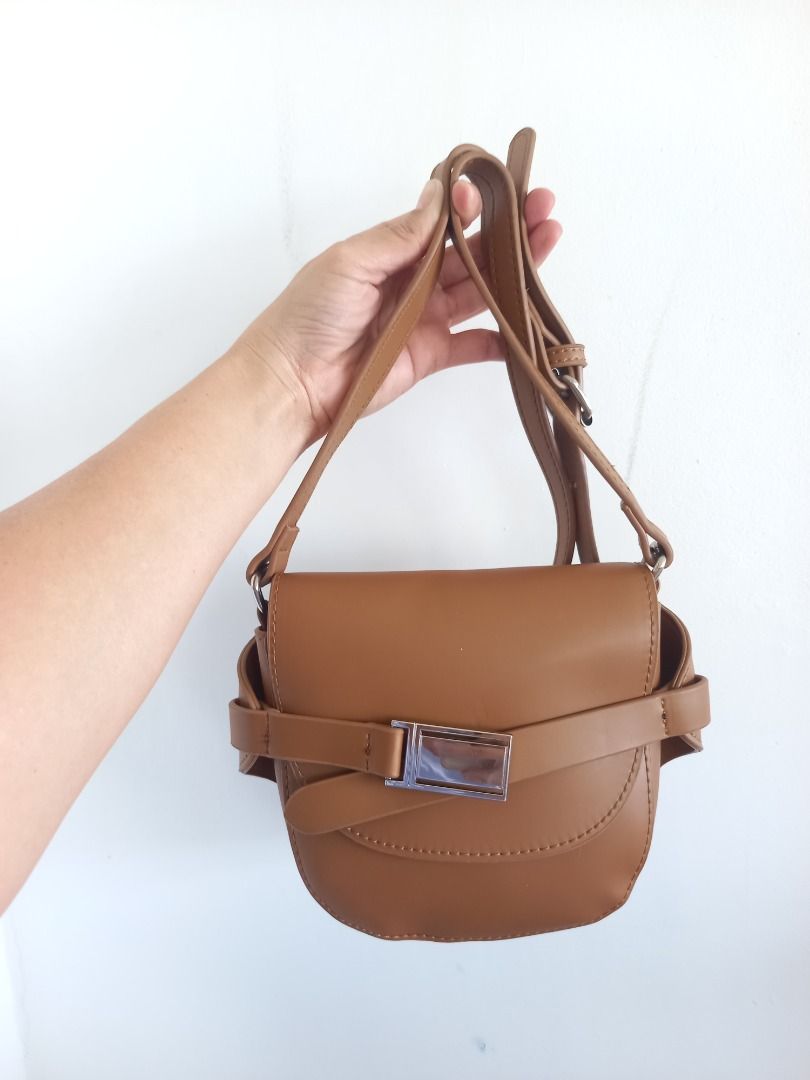 HIGH QUALITY BAG 3 (Category: Cross-body Bags) located in Bulacan. Submitted by mariekitkit (Listing ID 1426917877, Image 1). Description: 𝘋𝘪𝘴𝘤𝘭𝘢𝘪𝘮𝘦𝘳: 𝙏𝙝𝙚 𝙨𝙝𝙤𝙥 𝙢𝙖𝙧𝙞𝙚𝙠𝙞𝙩𝙠𝙞𝙩 𝘢𝘳𝘦 𝘯𝘰𝘵 𝘢𝘴𝘴𝘰𝘤𝘪𝘢𝘵𝘦𝘥 𝘰𝘳 𝘢𝘧𝘧𝘪𝘭𝘪𝘢𝘵𝘦𝘥 𝘸𝘪𝘵𝘩 𝘢𝘯𝘺 𝘰𝘧 𝘵𝘩𝘦 𝘣𝘳𝘢𝘯𝘥𝘴 𝘧𝘦𝘢𝘵𝘶𝘳𝘦𝘥.𝘈𝘭𝘭 𝘵𝘳𝘢𝘥𝘦𝘮𝘢𝘳𝘬𝘴, 𝘭𝘰𝘨𝘰𝘴 𝘢𝘯𝘥 𝘤𝘰𝘱𝘺𝘳𝘪𝘨𝘩𝘵𝘴 𝘳𝘦𝘴𝘦𝘳𝘷𝘦𝘥 𝘵𝘰 𝘵𝘩𝘦 𝘰𝘳𝘪𝘨𝘪𝘯𝘢𝘭 𝘣𝘳𝘢𝘯𝘥 𝘰𝘸𝘯