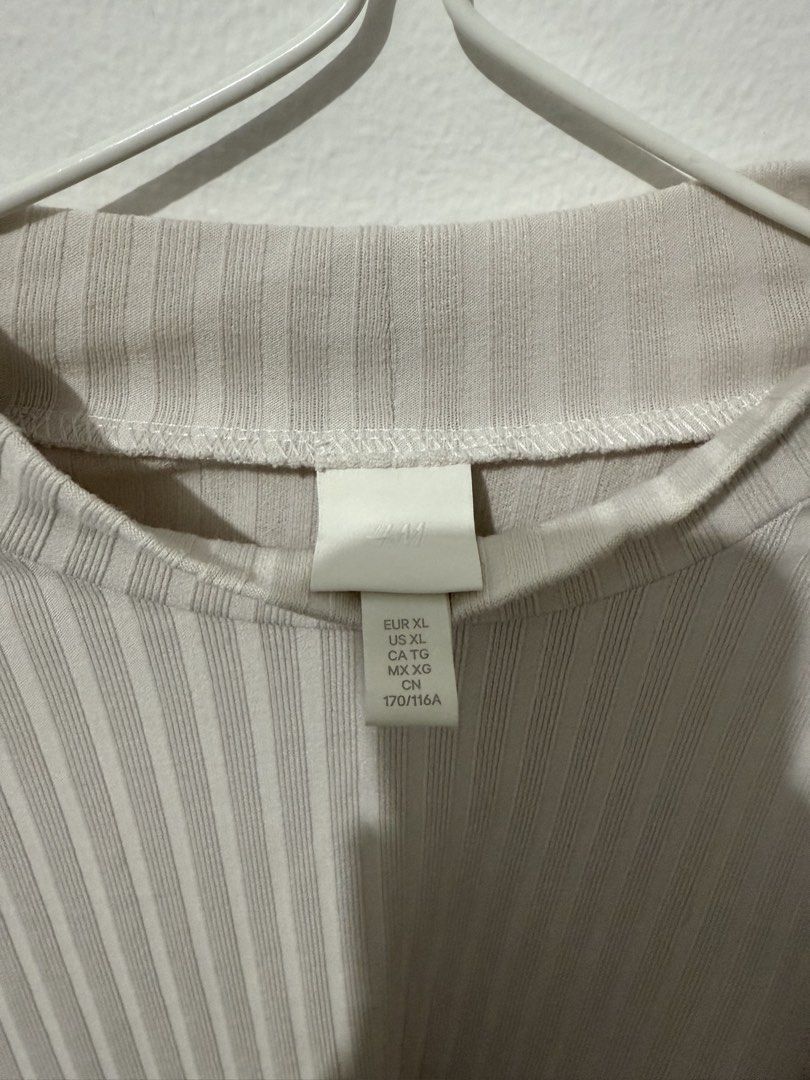 H&M Cream Turtle Neck XL (Category: Longsleeves) located in Quezon City. Submitted by ladyclutter (Listing ID 1426922585, Image 3). Description: 300 PHP H&M Cream Turtle Neck Size: XL Bust: 38 Pre-Loved RFS: Declutter.