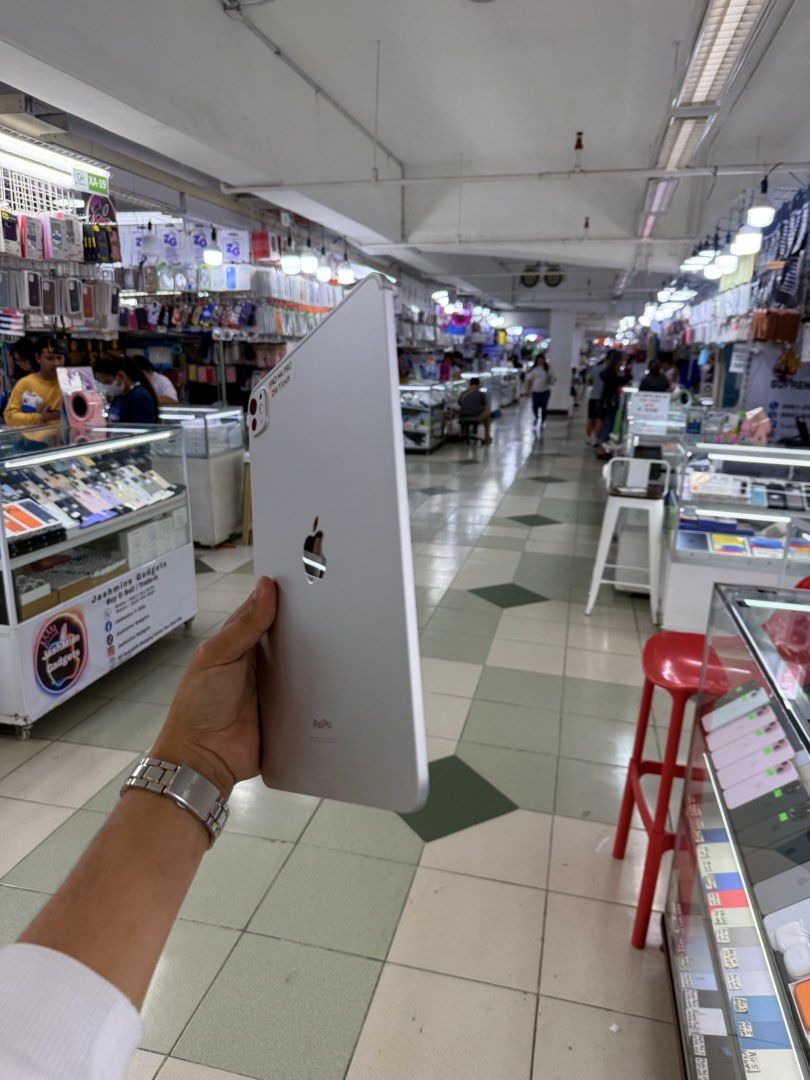 iPad M4 Pro 11 inch 256gb Wifi (Category: iPad) located in Manila. Submitted by carimgadgets (Listing ID 1426840137, Image 2). Description: - iPad M4 Pro - 11-inch display - 256GB storage - Wi-Fi enabled - Stylish design - Portable and powerful.