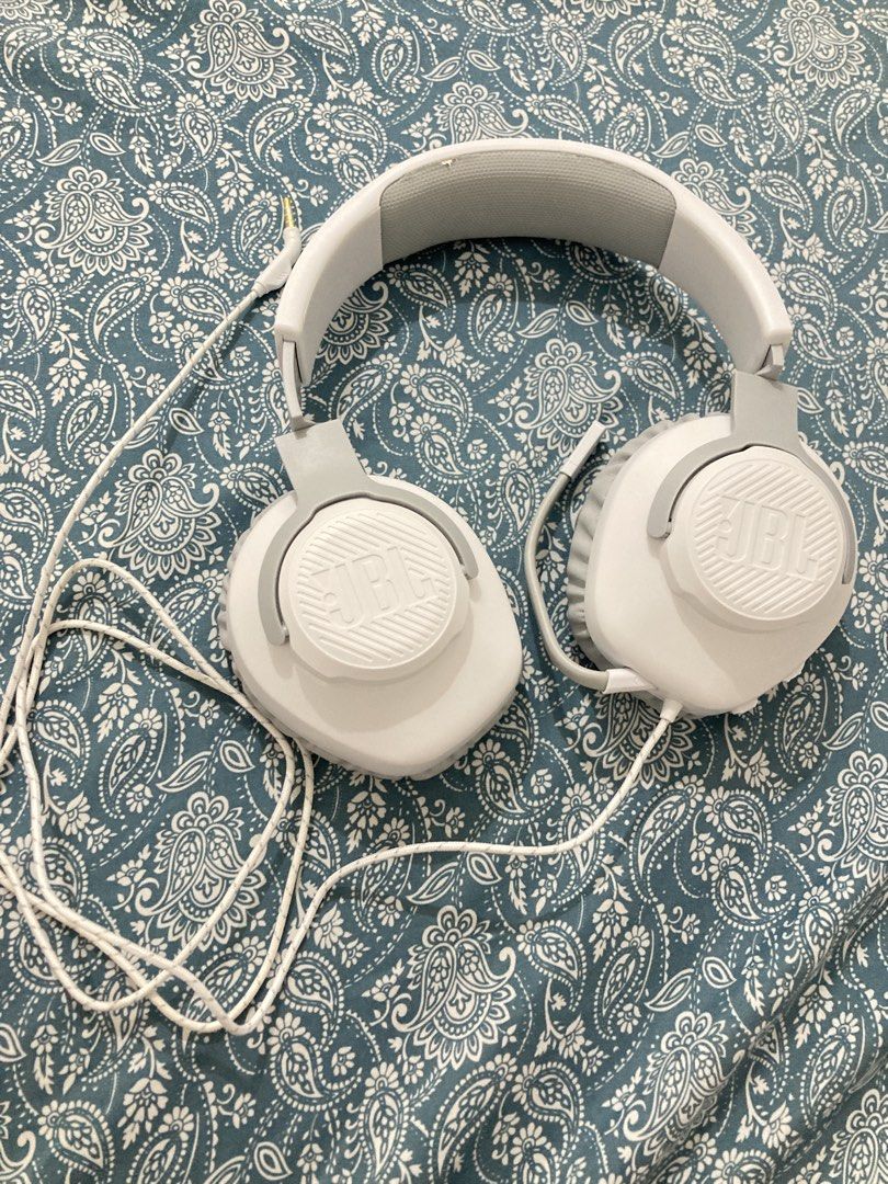 JBL Quantum 100 M2 Headphones (Category: Headphones & Headsets) located in Las Pinas. Submitted by happyfinds04 (Listing ID 1426929196, Image 1). Description: RFS: Decluterring -Bought in 2025 and used for two months only.