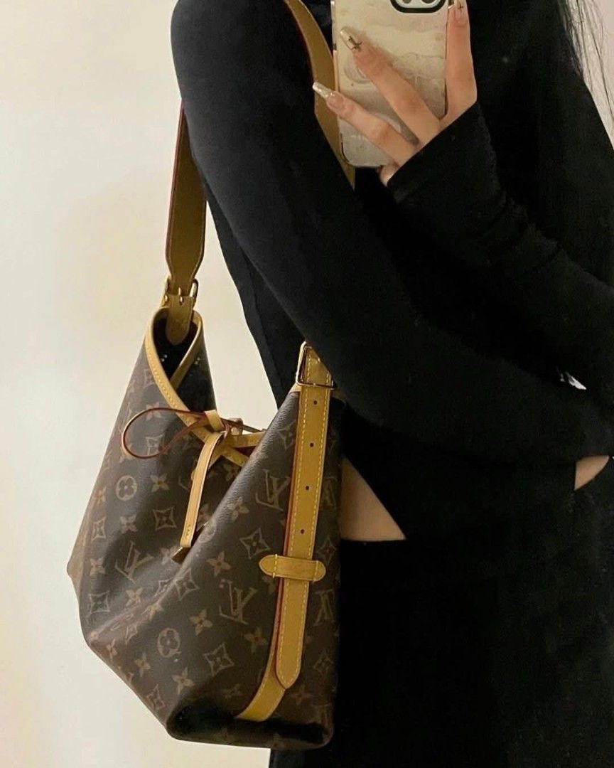 Louis Vuitton CarryAll PM (Category: Luxury Bags & Wallets) located in Las Pinas. Submitted by jadasy_vintagefinds (Listing ID 1426800476, Image 3). Description: CarryAll PM monogram Microchip, Rank SA/Complete 📐29 x 24 x 12 cm 📦 LBC, JNT, JRS Provincial Areas 💸 COD in Metro Manila only 🛵 Same-day delivery via Lalamove/Grab 🌏 Worldwide Shipping via EMS/DHL 📍Store pick up (Dasma Cavite) .